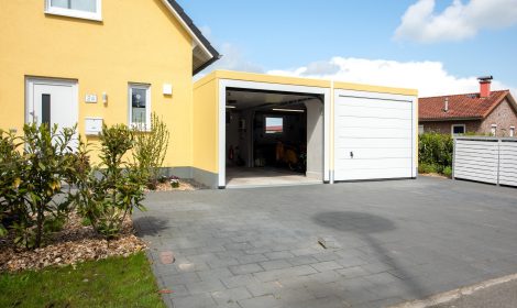 Doppelgarage als Einfamilienhaus-Anbau, Vorderseite