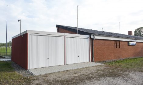 Doppelgarage als Lager auf Sportanlage