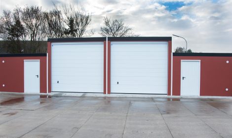 Doppelgarage für Wohnwagen und Boot mit Geräteraum