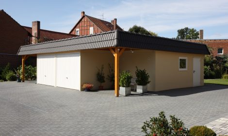 Doppelgarage mit Geräteraum und Unterstand