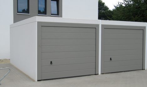 Doppelgarage mit grauem Sektionaltor