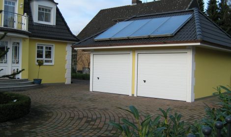 Doppelgarage mit Photovoltaik auf Satteldach