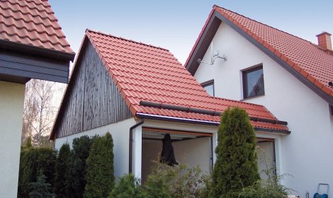 Doppelgarage mit Satteldach und Terrassenaufbau