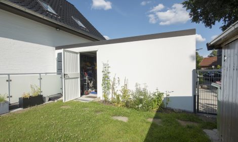 Rückansicht Doppelgarage mit Nebeneingangstür