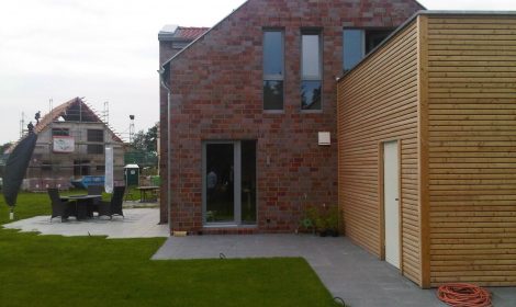 Rückansicht holzverkleideter Doppelgarage