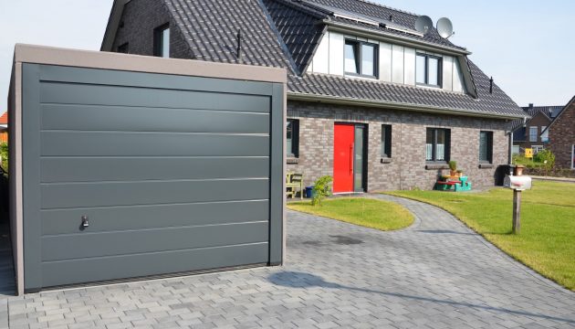 Fertiggarage in einer Neubausiedlung