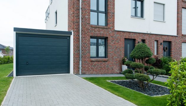 Fertiggarage aus Stahlbeton, Modelle & Einsatzzwecke Stahlbeton Fertiggarage neben einem Neubau