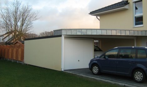 Fertiggarage als Anbau an Wohnbebauung