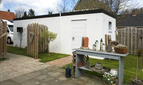 Fertiggarage mit Geräteraum und Nebeneingangstür in den Garten