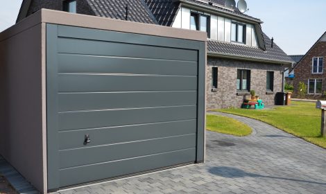 Fertiggarage mit Sektionaltor