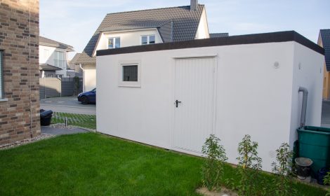Seitenwand einer Fertiggarage mit Nebeneingang und Fenster