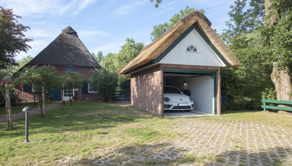 Fertiggarage mit Reetdach-Aufbau