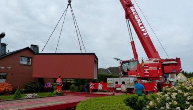 Fertiggaragen-Umzug mit mobilem Autokran oder Deckenheber