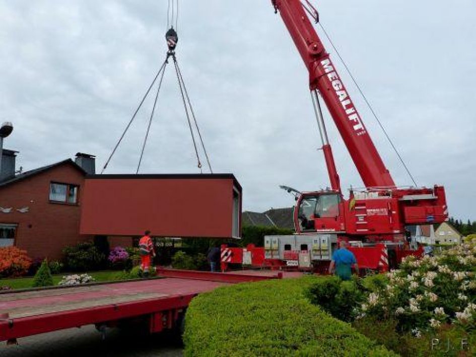 Fertiggaragen-Umzug mit mobilem Autokran oder Deckenheber