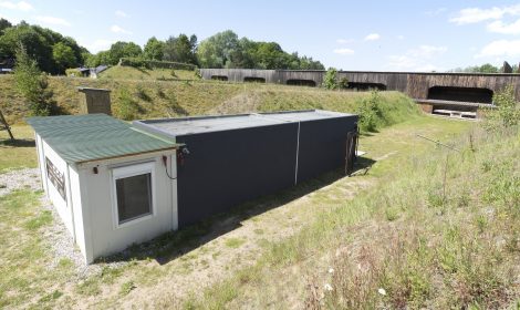 Fertiggaragen mit Wandaussparung als Schiessanlage umgebaut