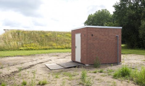 Geräteraum als autarker Funktionsraum am Feldrand