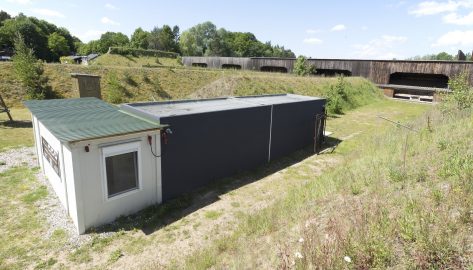 Fertiggaragen mit Wandaussparung als Schiessanlage umgebaut