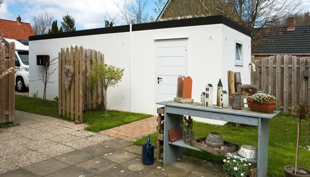 Fertiggaragen-Geräteraum mit Durchgang zum Garten