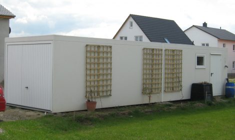 Fertiggarage mit Geräteraum als Rankhilfe