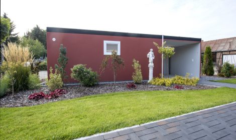 Fertiggarage mit Geräteraum mit fehlender Seitenwand