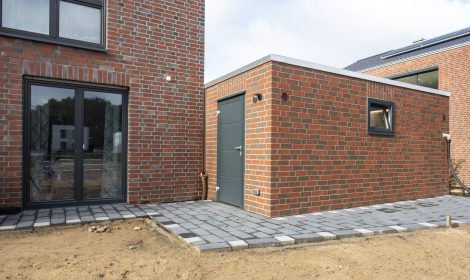 Terrassenzugang in den Geräteraum mit Fertiggarage