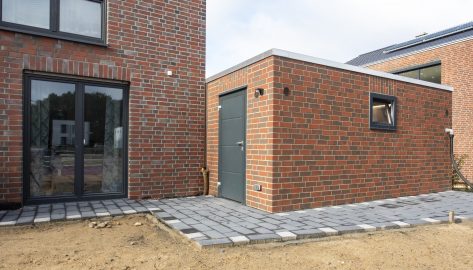 Terrassenzugang in den Geräteraum mit Fertiggarage