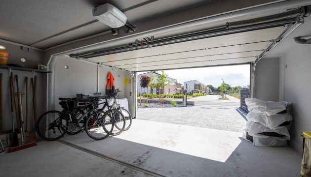 Fertiggarage als Großraumgarage | besonders breite Garagen Grossraumgarage mit Sektionaltor | Innenansicht
