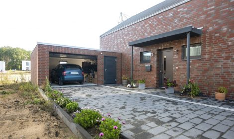 Großraumgarage mit Durchgang ins Wohnhaus Großraumgarage mit Durchgang ins Wohnhaus