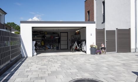 Großraumgarage mit Regal-Lager und Räder Großraumgarage mit Regal-Lager und Räder