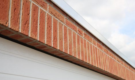 Klinker-Riemchen Verblendung einer Großraumgarage Klinker-Riemchen Verblendung einer Großraumgarage