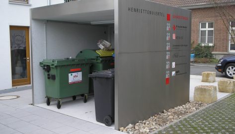 offene Lagerbox als Unterstand für Reststoffe