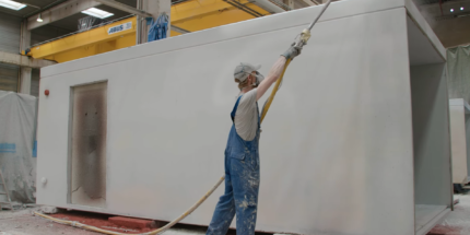 Produktion, Malerarbeiten und Dachbeschichtung