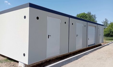 Beton Technikraum mit seitlichem Zugang und Flachdach