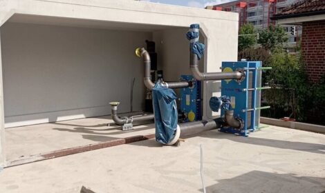 Technikraum mit installierter Haustechnik im Außenbereich