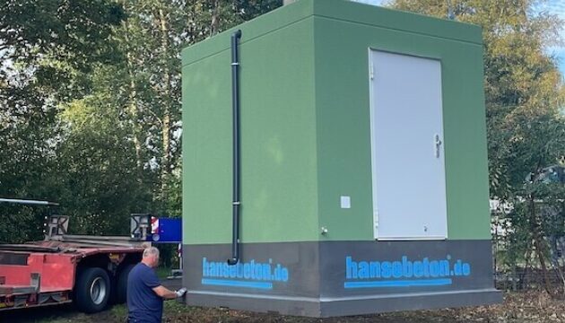 Montage eineS Technikraum mit Kran in einem Waldgebiet