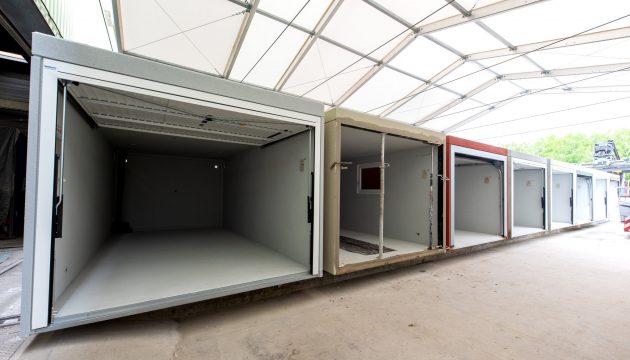 ADM Garagen, unverwüstliche Stahlbeton-Fertiggarage Fertiggarage aus Stahlbeton in der Produktion