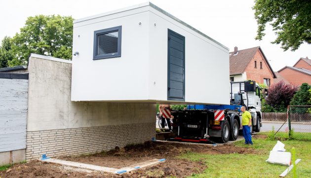 Die Standardgrößen werden mit einem Deckenheber-Fahrzeug ausgeliefert Fertiggaragen-Aufstellung mit Deckenheber