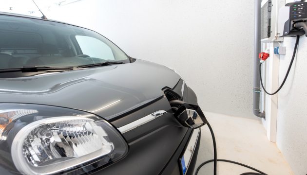 Ladestation für Elektroauto in einer Fertiggarage