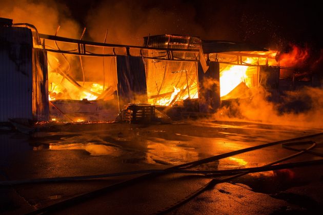 Brennende Reihenanlage, Blech-Garagen