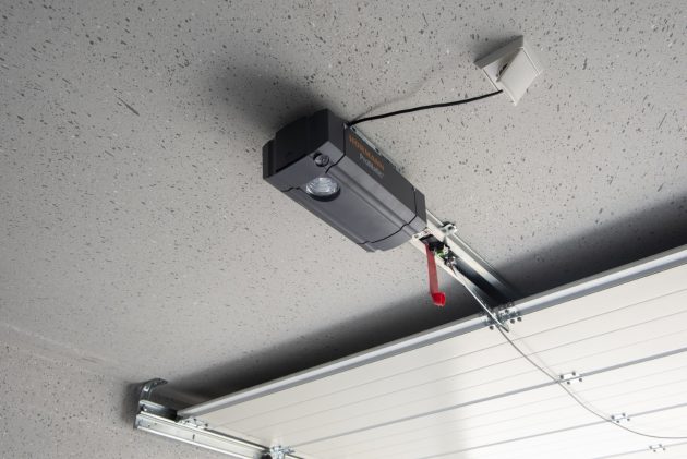 Elektronsicher Garagen-Torantrieb unter Dach montiert