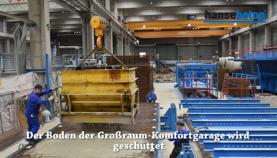 Eine Fertiggarage aus Stahlbeton wird produziert