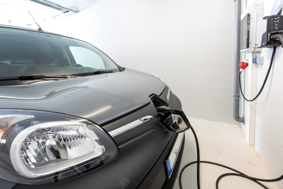 Ladestation für Elektroauto in einer Fertiggarage