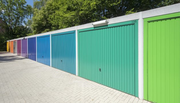 Reihengaragen mit bunten Garagen-Toren