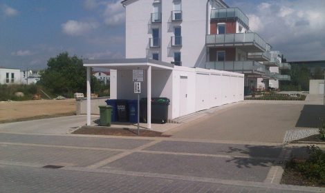 Fertiggaragen-Reihenanlage mit Geräteraum und Unterstand