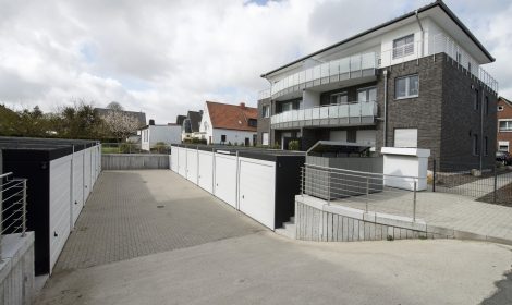 Garagenanlage mit 4 Fertiggaragen, Tür an der Rückseite