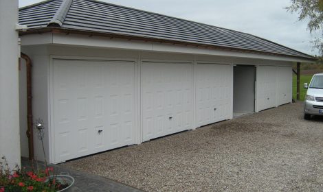 Kompakte 5er Garagenanlage mit Walmdach