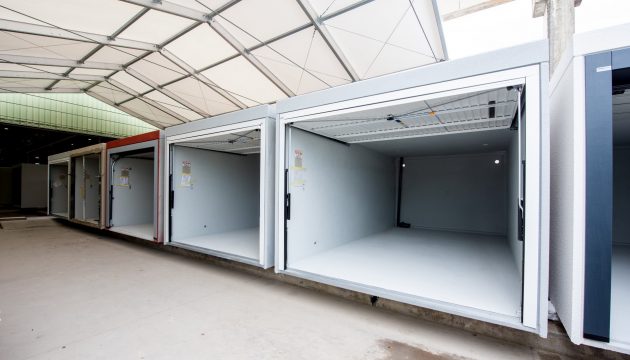 Dutzende Fertiggaragen auf der Finish-line