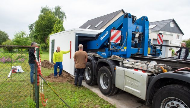 Endmontage der Fertiggarage direkt nach dem Transport