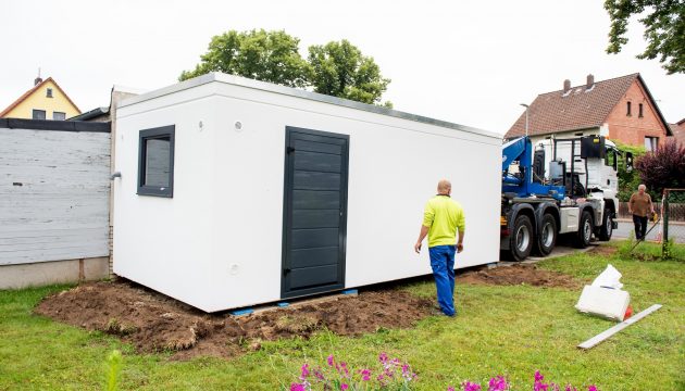 Fertiggarage wird in wenigen Stunden aufgestellt