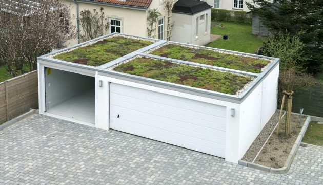 Begrüntes Dach auf einer Fertiggarage-Anlage